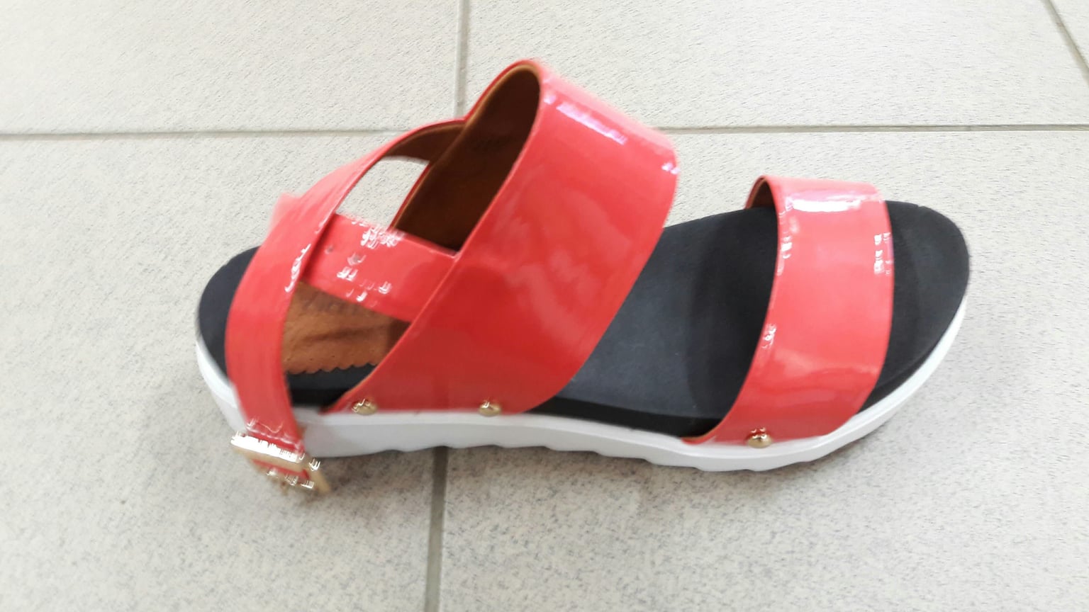 Бос. корал..лак.кожа 1623-59 викторио харьков 39(р)